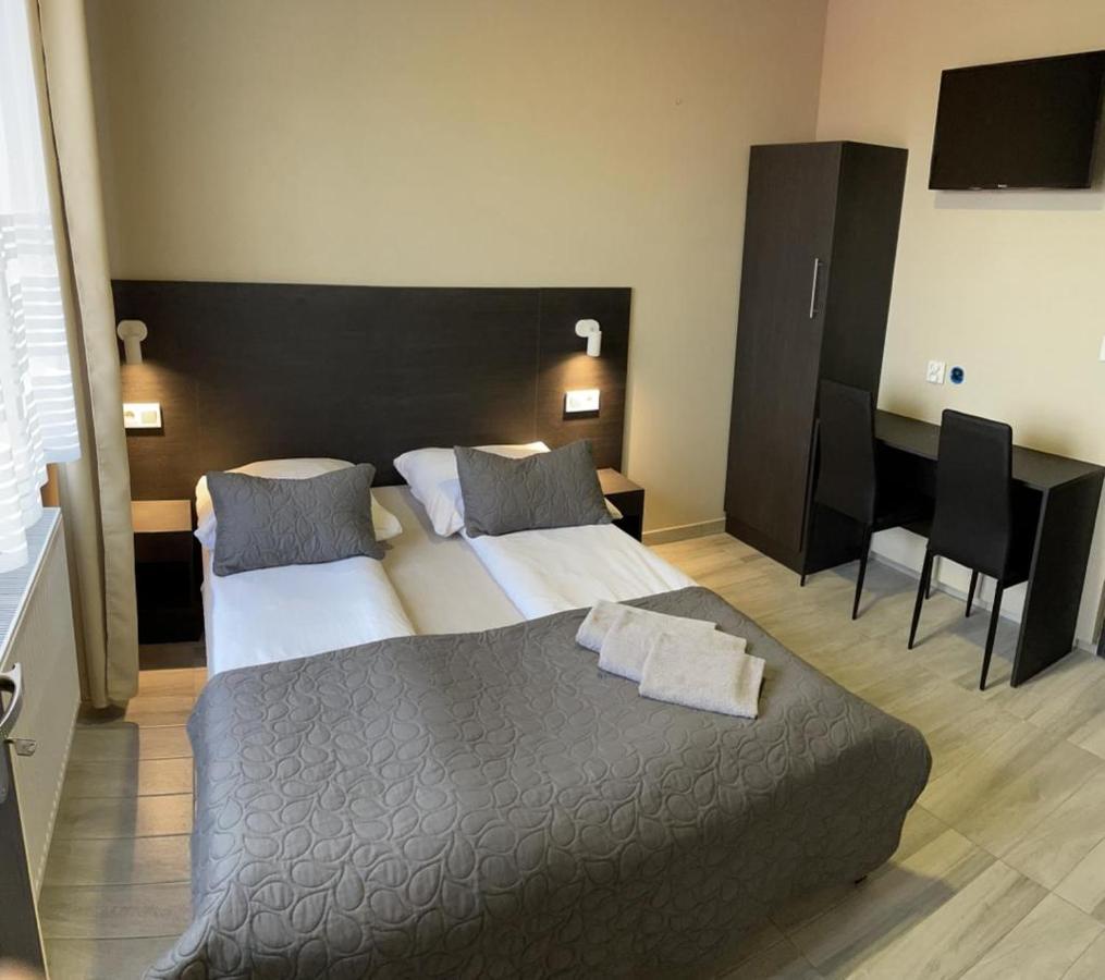 Good Night Noclegi & Strefa Z Sauna I Jacuzzi Ogolnodostepna Lub Na Wylacznosc Czechowice-Dziedzice Exteriör bild
