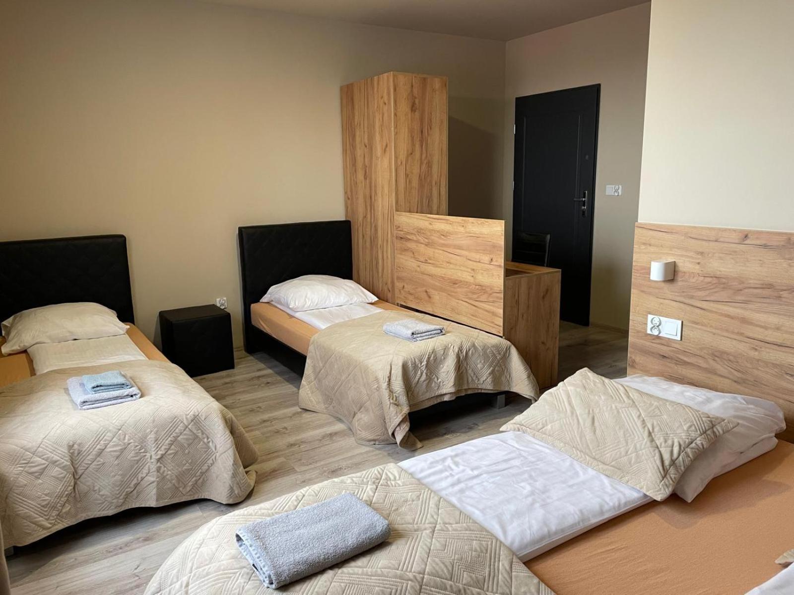 Good Night Noclegi & Strefa Z Sauna I Jacuzzi Ogolnodostepna Lub Na Wylacznosc Czechowice-Dziedzice Exteriör bild